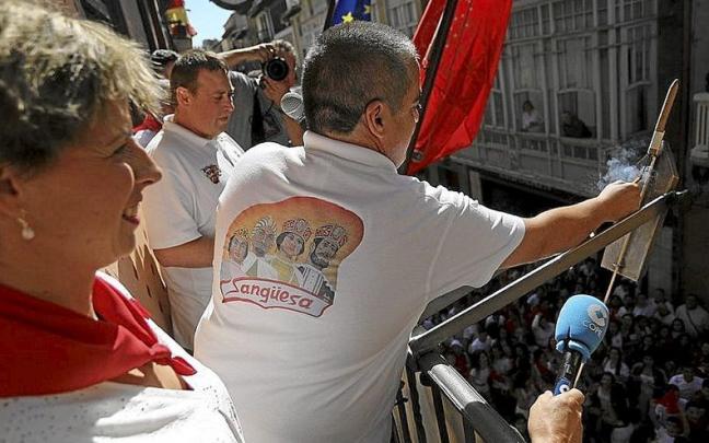 La comparsa lanz&oacute; el cohete de 2019. | FOTO: UNAI BEROIZ