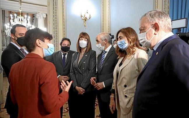 La ministra de Política Territorial, Isabel Rodríguez, de espaldas, dialoga con la consejera de Autogobierno, Olatz Garamendi. | FOTO: IREKIA La ministra de Política Territorial, Isabel Rodríguez, de espaldas, dialoga con la consejera de Autogobierno, Olatz Garamendi. | FOTO: IREKIA