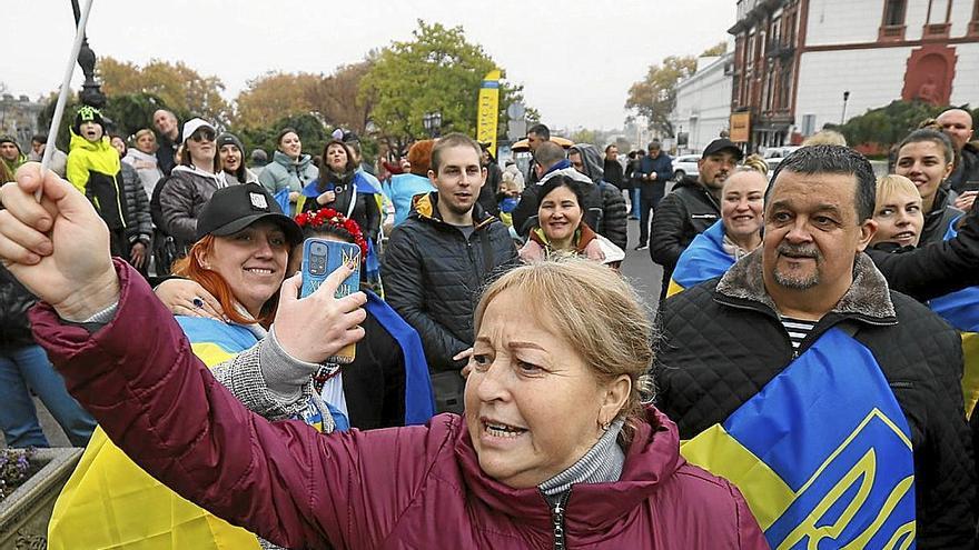 Habitantes de Jersón desplazados por la guerra a Odessa celebran le recuperación de la ciudad. | FOTO: EFE