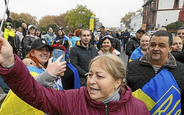 Habitantes de Jersón desplazados por la guerra a Odessa celebran le recuperación de la ciudad. | FOTO: EFE Habitantes de Jersón desplazados por la guerra a Odessa celebran le recuperación de la ciudad. | FOTO: EFE