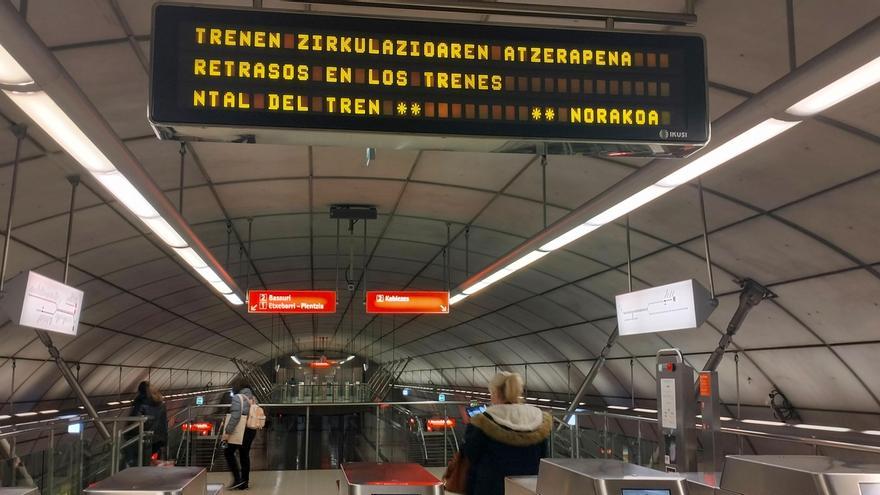 Los letreros luminosos de las estaciones del metro informan a los pasajeros de que el tiempo de espera en algunas estaciones es superior al habitual