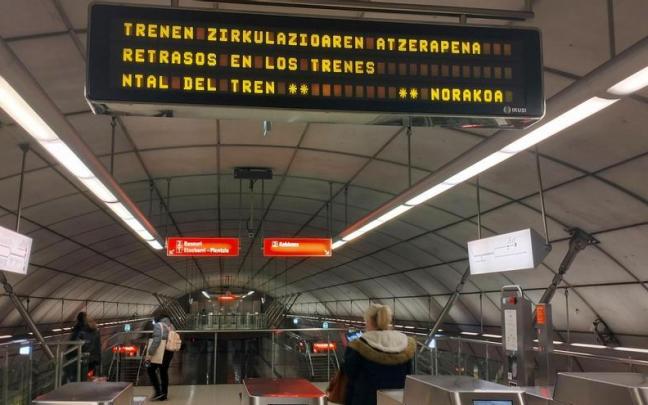 Los letreros luminosos de las estaciones del metro informan a los pasajeros de que el tiempo de espera en algunas estaciones es superior al habitual