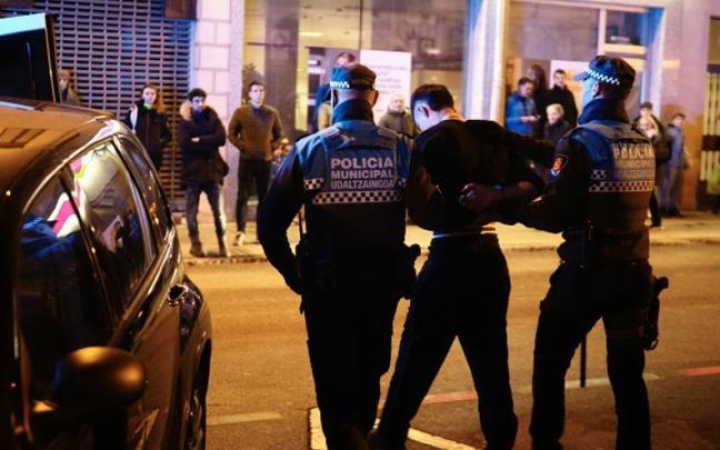 Polic&iacute;as municipales detienen a uno de los implicados.