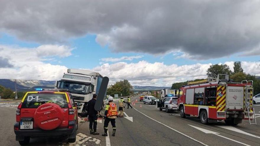 Bomberos en el lugar del accidente a la altura de Kanpezu.