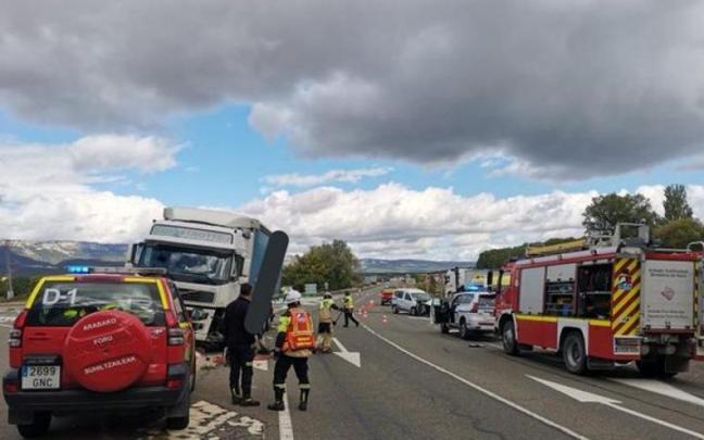 Bomberos en el lugar del accidente a la altura de Kanpezu. Bomberos en el lugar del accidente a la altura de Kanpezu.