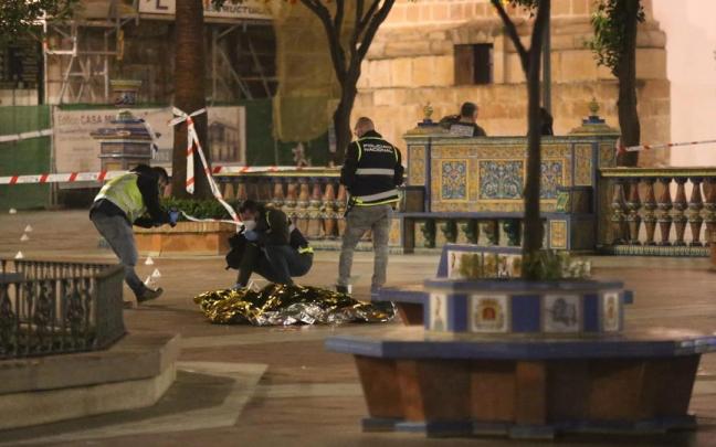 Efectivos sanitarios y policiales cubren el cadáver del sacristán fallecido en el ataque del pasado 25 de enero. Efectivos sanitarios y policiales cubren el cadáver del sacristán fallecido en el ataque del pasado 25 de enero.