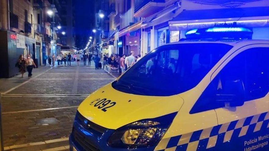 Un vehículo de la Policía Municipal de Pamplona en la calle Estafeta