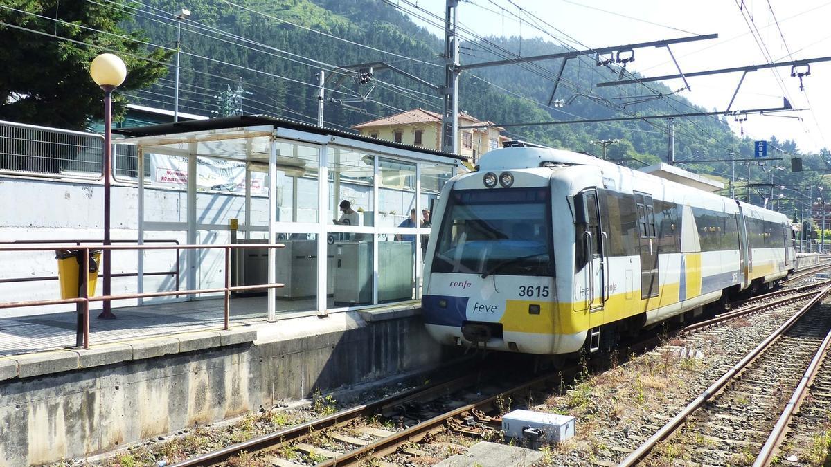 Un tren, a su paso por Alonsotegi.