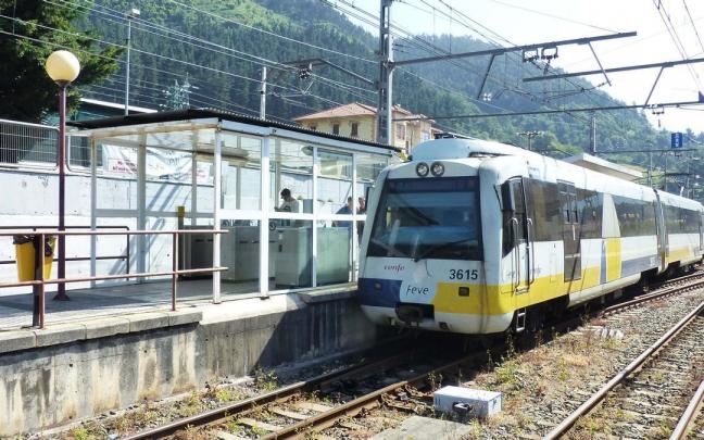 Un tren, a su paso por Alonsotegi.