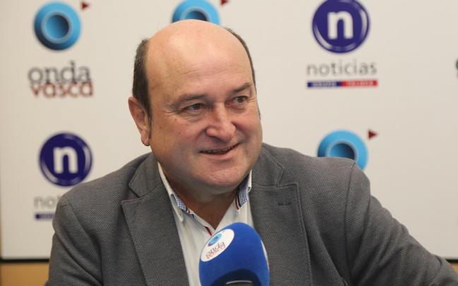El presidente del EBB, Andoni Ortuzar, durante la entrevista de hoy en Onda Vasca.