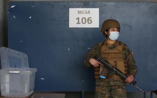 Los militares vigilan la instalación de las mesas electorales.