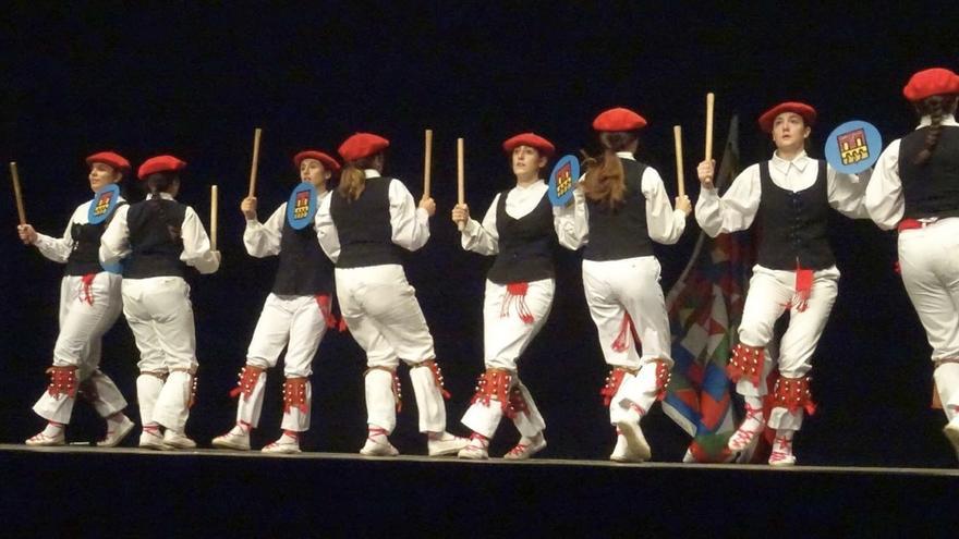 Hace unos días se celebró el 35 aniversario de Kriskitin Dantza Taldea, del que Juan Antonio Aroma fue uno de los fundadores.