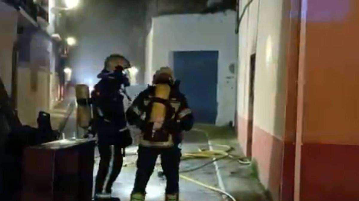 Imágenes de la intervención en el incendio en una vivienda en Cabanillas