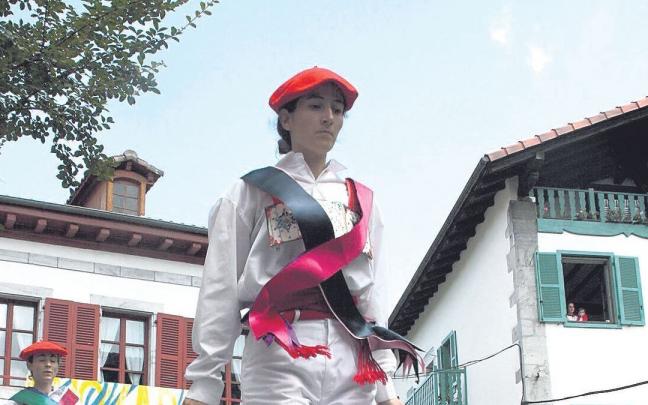 Alaitz Etxabide y Leire Pastor, en primer plano, y el debutante Pello Telletxea, en el petril paralelo, en uno de los saltos del emblem&aacute;tico &lsquo;Zubigainekoa&rsquo;.