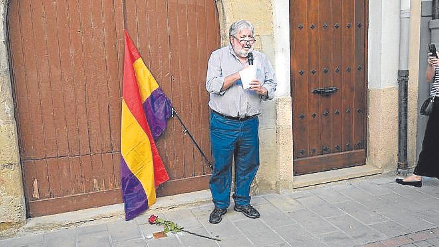 Banderas republicanas, rosas rojas y emotivas palabras.