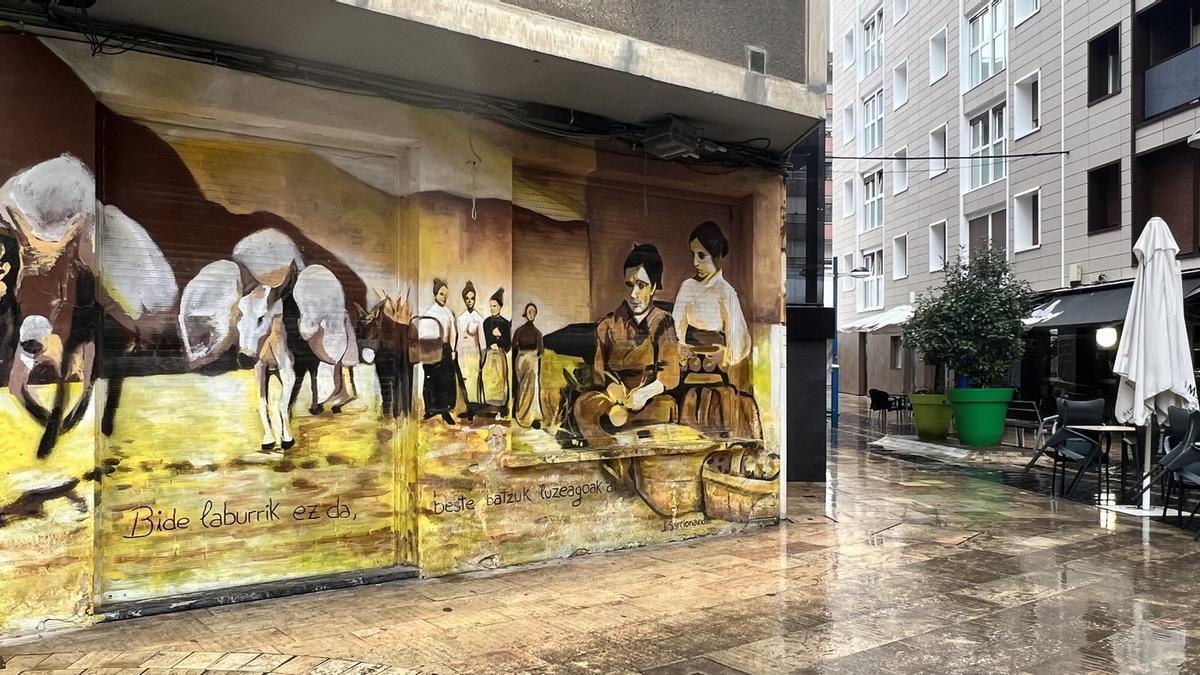 La artista gasteiztarra pintó un mural en 2018 con la evolución de las labores de las mujeres iurretarras a lo largo de la historia.