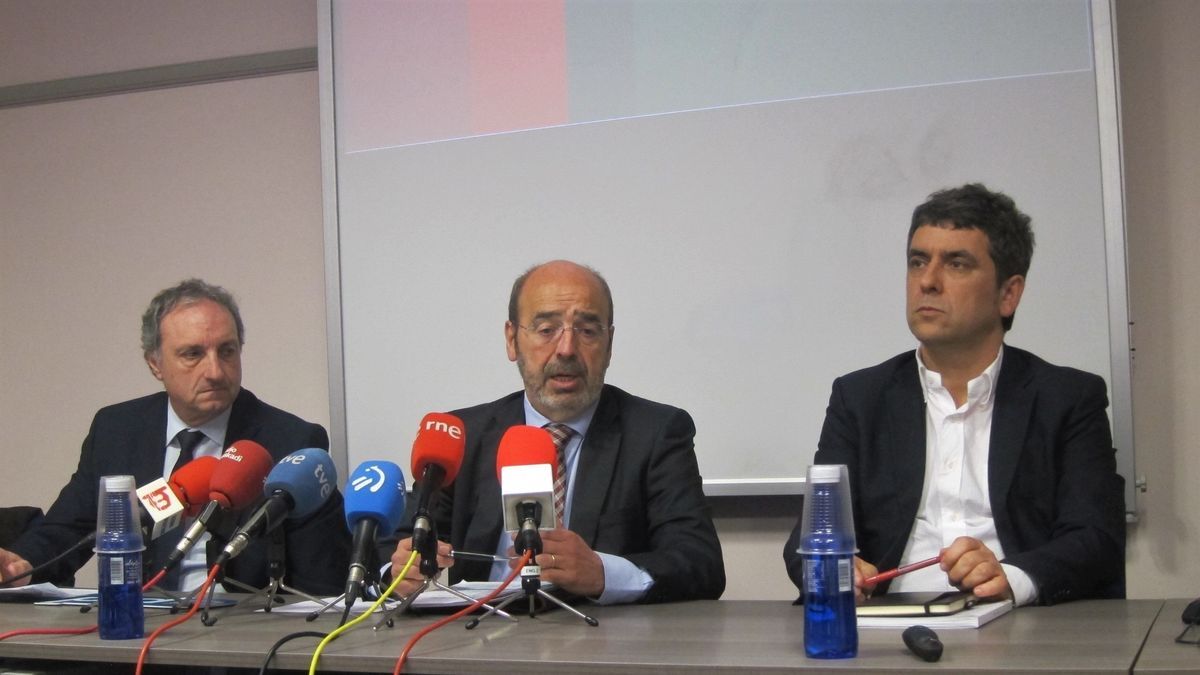 El presidente de la federación EPSV de Euskadi, Ignacio Etxebarria, junto a otros en rueda de prensa