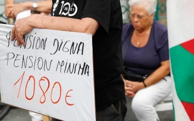 Los pensionistas reivindican pensiones dignas, justas y de carácter público. Los pensionistas reivindican pensiones dignas, justas y de carácter público.