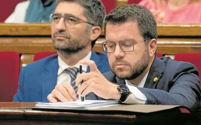 Pere Aragon&egrave;s, con gesto cabizbajo junto a Jordi Puigner&oacute;, en la jornada del debate de pol&iacute;tica general celebrada el pasado martes en el Parlament.