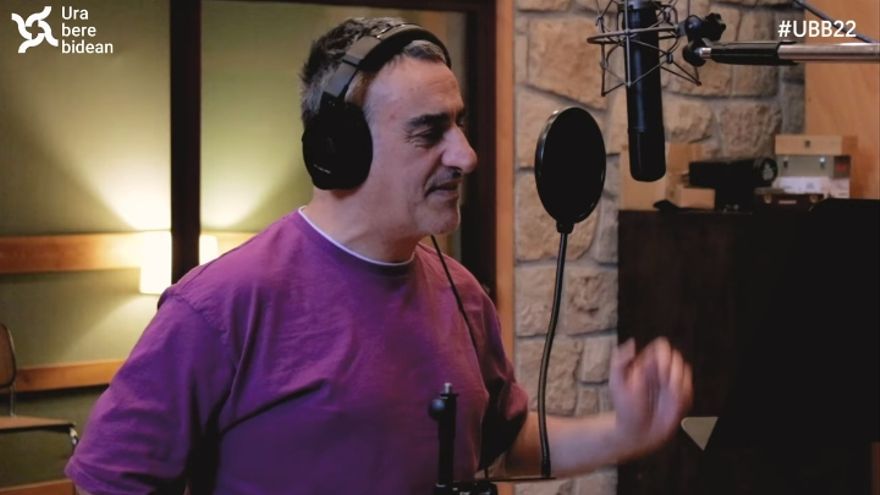 El vocalista de Gatibu, el vizcaino Alex Sardui, ha grabado una versión de su éxito Euritan dantzan con el apoyo de la BOS y el coro Euskaria de la Sociedad Coral de Bilbao