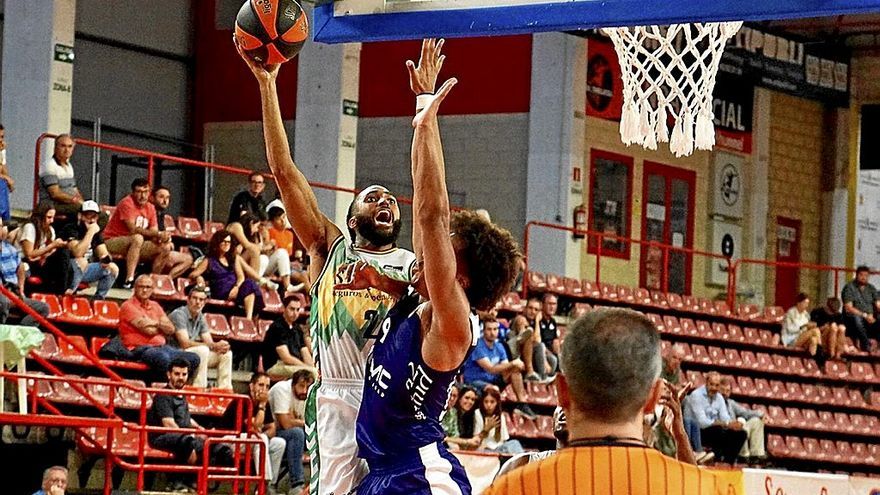 Adam Smith tuvo ayer en Torrelavega sus primeros minutos como jugador del Bilbao Basket.