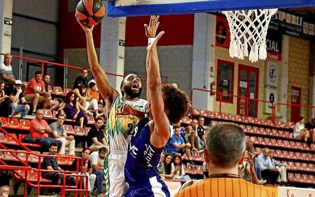 Adam Smith tuvo ayer en Torrelavega sus primeros minutos como jugador del Bilbao Basket.