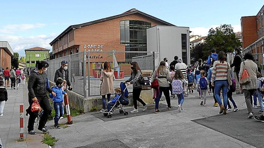 Padres, madres y alumnos de la ikastola Lope de Larrea de Agurain.