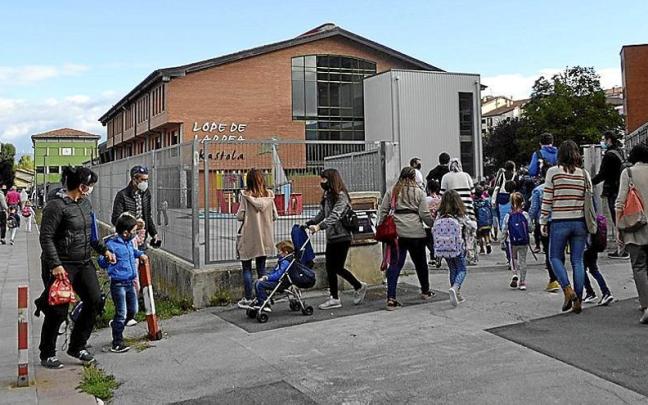 Padres, madres y alumnos de la ikastola Lope de Larrea de Agurain.