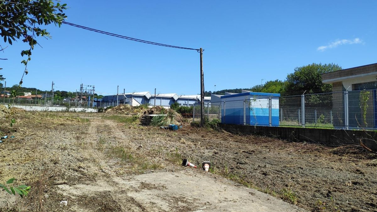 Actualmente se está limpiando el terreno, situado junto a las cocheras del metro.