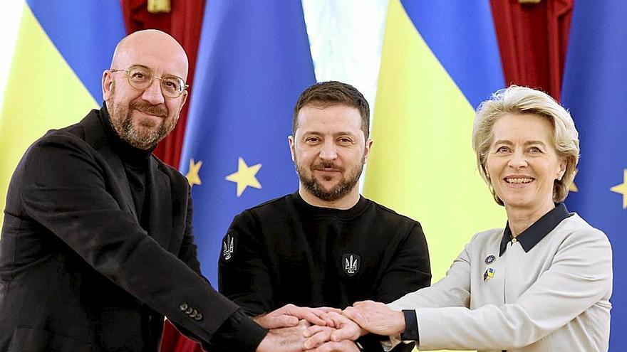 Charles Michel, Volodímir Zelenski y Ursula Von der Leyen se saludan durante la reunión en Kiev. | FOTO: E.P.