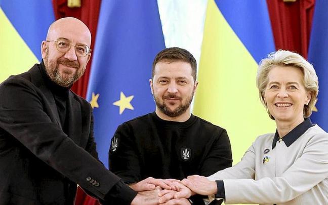 Charles Michel, Volodímir Zelenski y Ursula Von der Leyen se saludan durante la reunión en Kiev. | FOTO: E.P. Charles Michel, Volodímir Zelenski y Ursula Von der Leyen se saludan durante la reunión en Kiev. | FOTO: E.P.