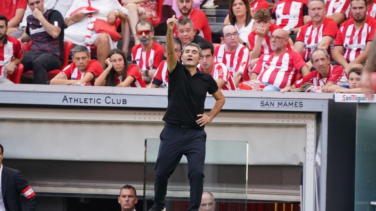 Ernesto Valverde da órdenes a sus jugadores durante el partido.