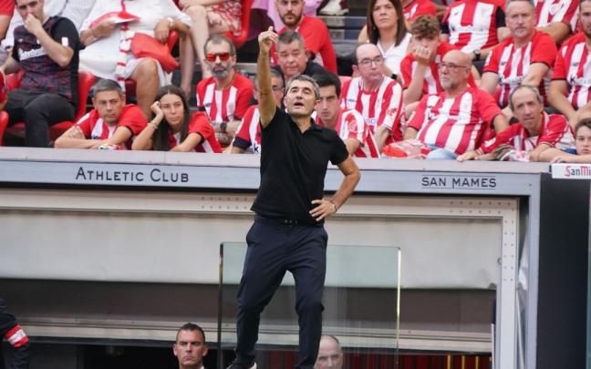 Ernesto Valverde da órdenes a sus jugadores durante el partido.