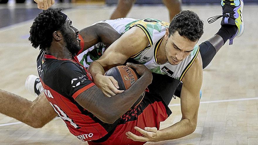 Prince Ali y Álex Reyes luchan por un balón dividido.