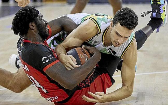 Prince Ali y &Aacute;lex Reyes luchan por un bal&oacute;n dividido.