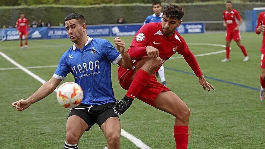 Un futbolista del Terrassa entra de forma poco ortodoxa a un jugador local.