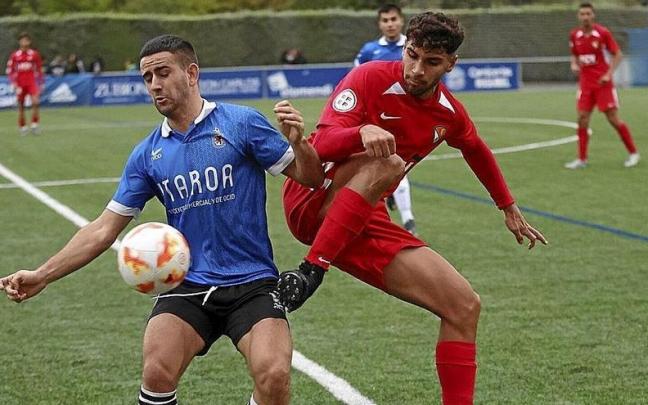 Un futbolista del Terrassa entra de forma poco ortodoxa a un jugador local. Un futbolista del Terrassa entra de forma poco ortodoxa a un jugador local.
