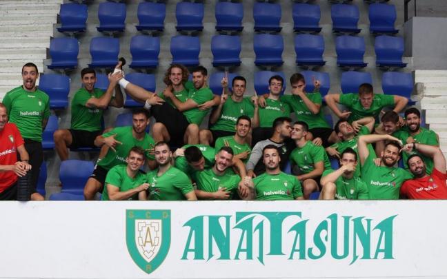 Los jugadores y el cuerpo técnico del Helvetia, optimistas ante el comienzo de la competición.