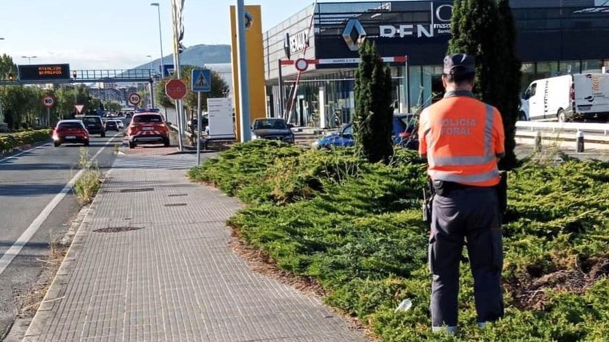 Un agente de la Policía Foral en Cordovilla.