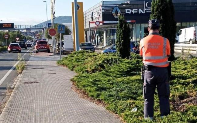Un agente de la Polic&iacute;a Foral en Cordovilla.