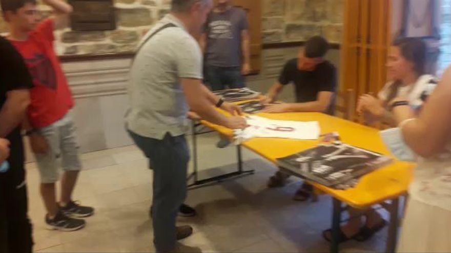 Mai Garde y Oier homenajeados por las peñas de San fermín