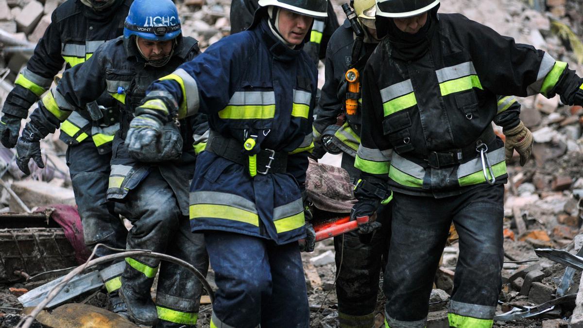 Bomberos rescatan el cadáver de una persona en la localidad de Zaporiyia.