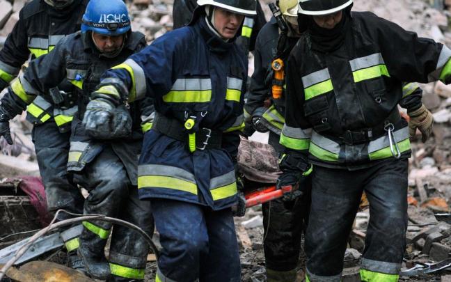 Bomberos rescatan el cad&aacute;ver de una persona en la localidad de Zaporiyia.