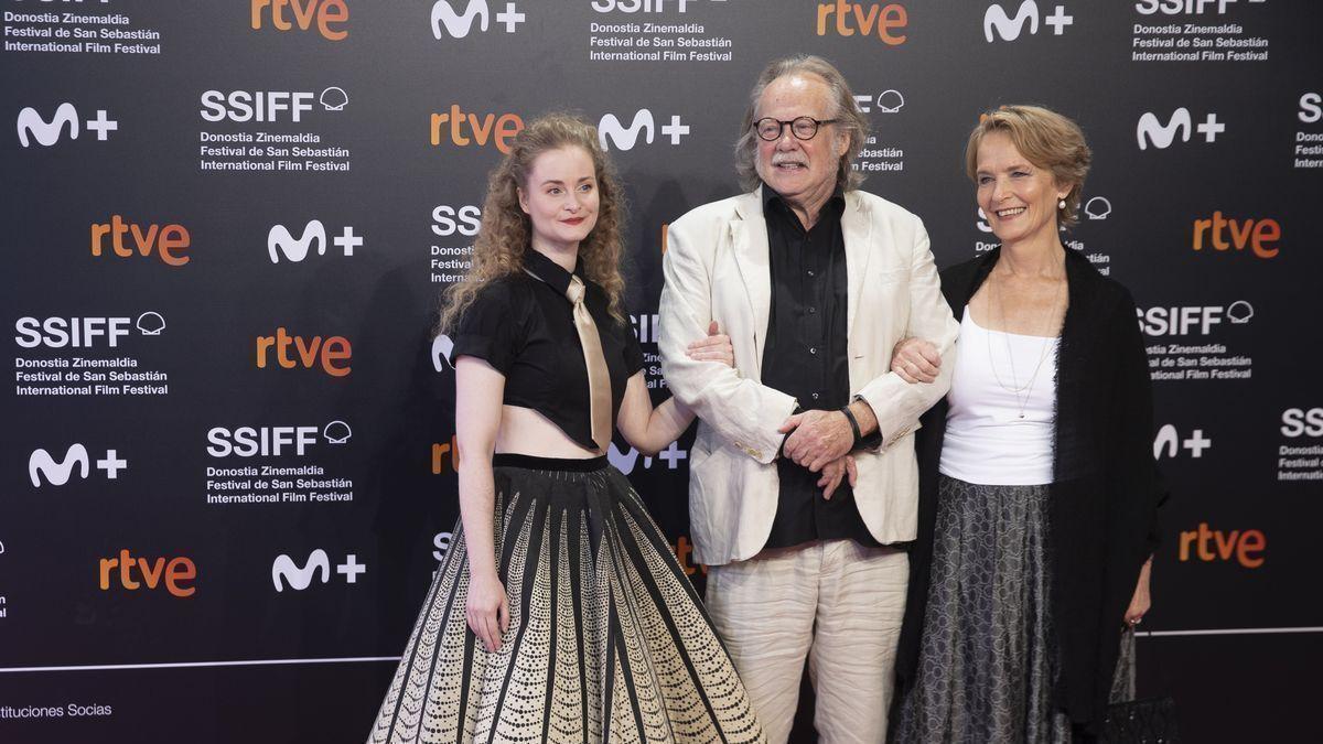 Los actores Jette Sondergaard, Mette Munk Plum y Ole Sorensen posan en la alfombra roja.