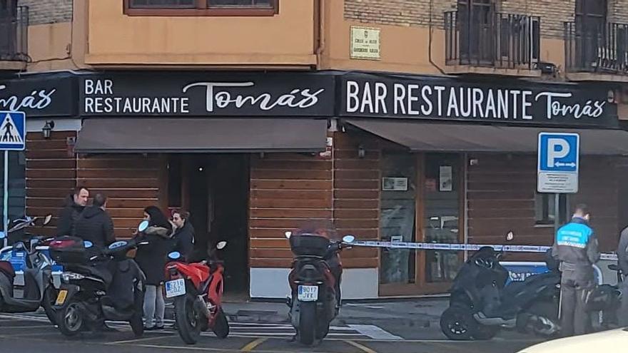 Policías municipales en el exterior del bar asaltado.