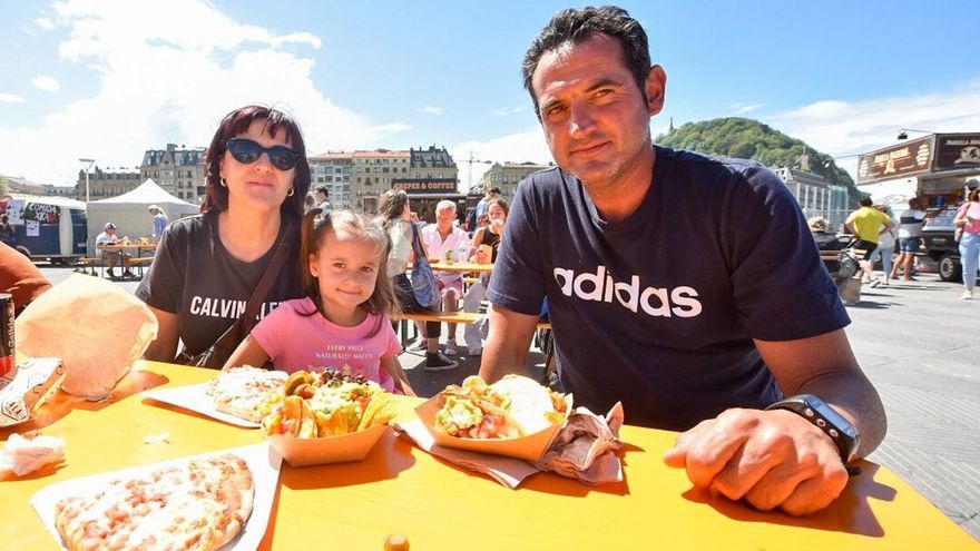Una familia de Murcia disfruta de la comida el la Zurriola.