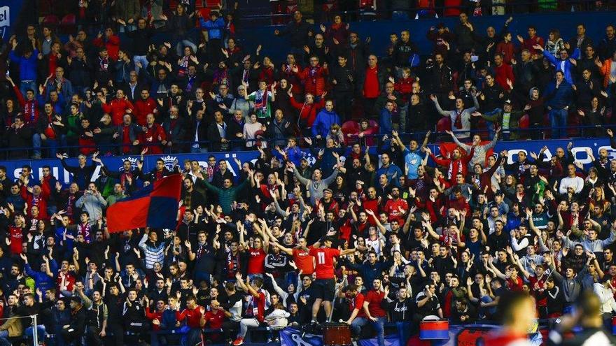 Indar Gorri animando en un partido de Osasuna