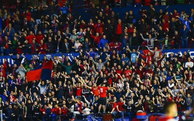 Indar Gorri animando en un partido de Osasuna Indar Gorri animando en un partido de Osasuna