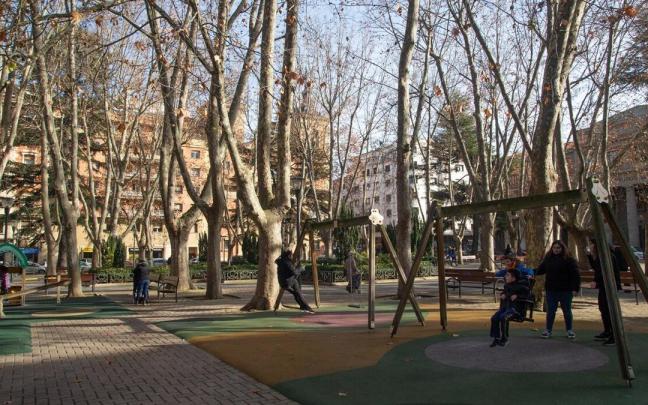 Vista de la Plaza de la Cruz con niños en los columpios Vista de la Plaza de la Cruz con niños en los columpios
