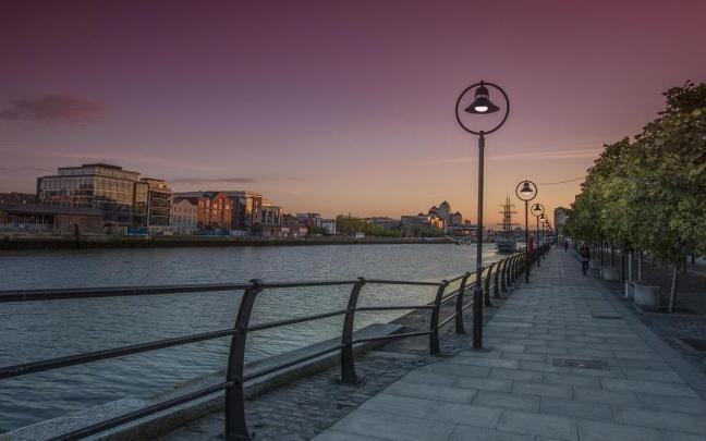 Paseo junto al río Liffey en Dublín. Paseo junto al río Liffey en Dublín.